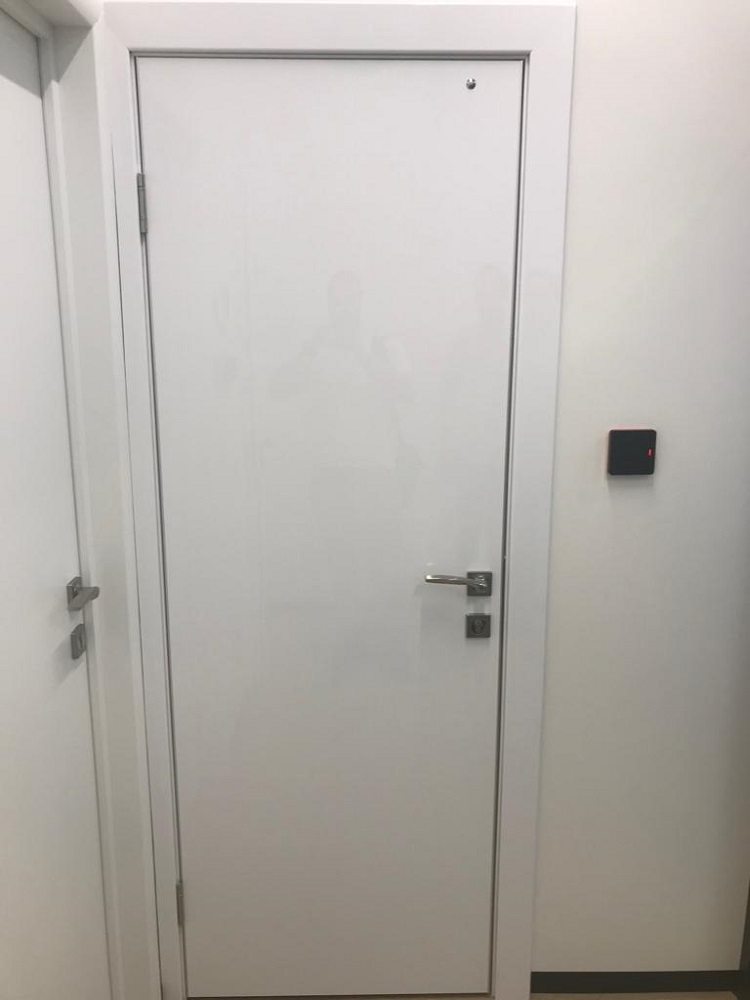 Звукоизоляционная глянцевая дверь с алюминиевыми торцами (шумоизоляция до 42 Db)