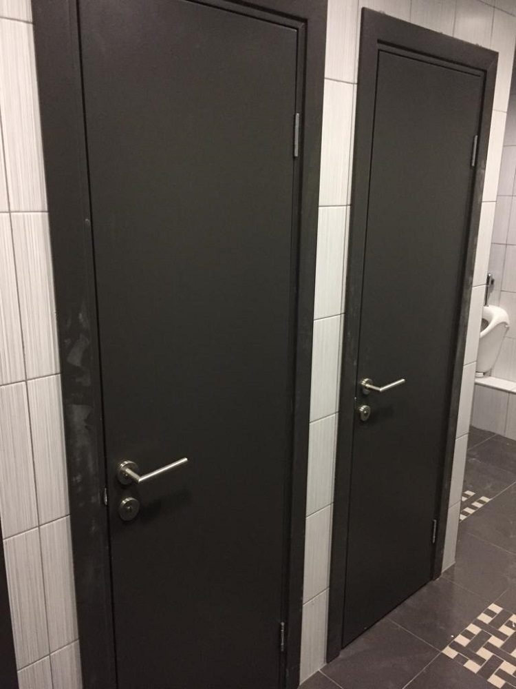 Деревянные крашенные двери RAL 7024 с фурнитурой из нержавеющей стали