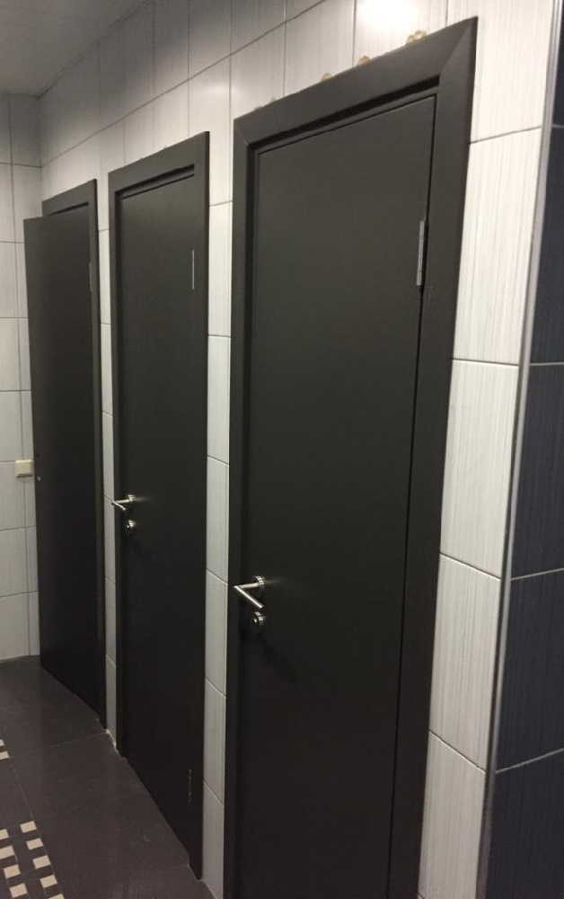 Деревянные крашенные двери RAL 7024 с фурнитурой из нержавеющей стали