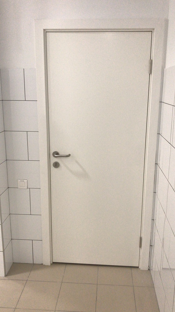 Пластиковая дверь КАПЕЛЬ в белом цвете с ручкой из нержавеющей стали