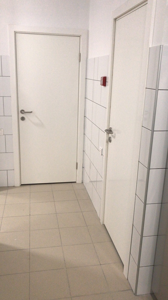 Пластиковая дверь КАПЕЛЬ в белом цвете с ручкой из нержавеющей стали