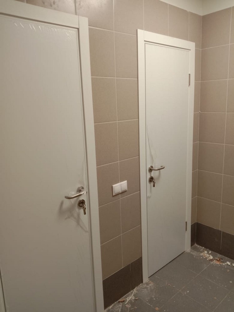 Влагостойкие двери ПВХ Aquadoor в белом цвете с ручкой из нержавеющей стали