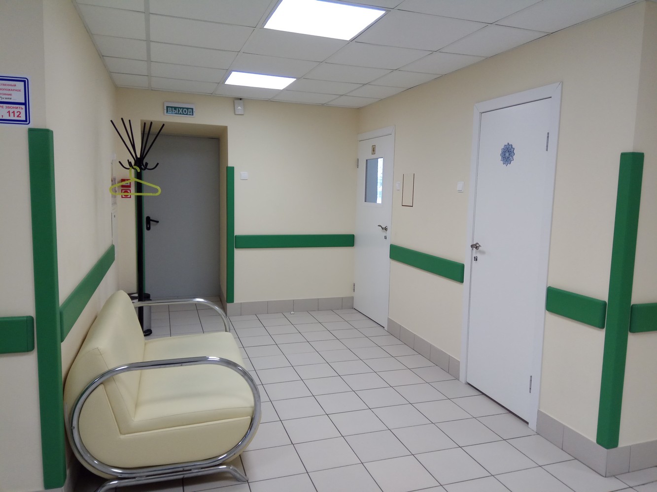 Пластиковые двери КАПЕЛЬ в белом цвете в глухом и остекленном варианте