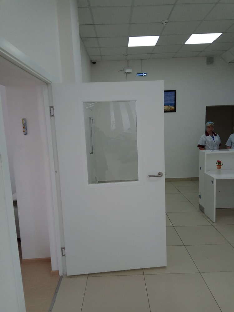 Пластиковая дверь КАПЕЛЬ в белом цвете с прозрачным стеклом