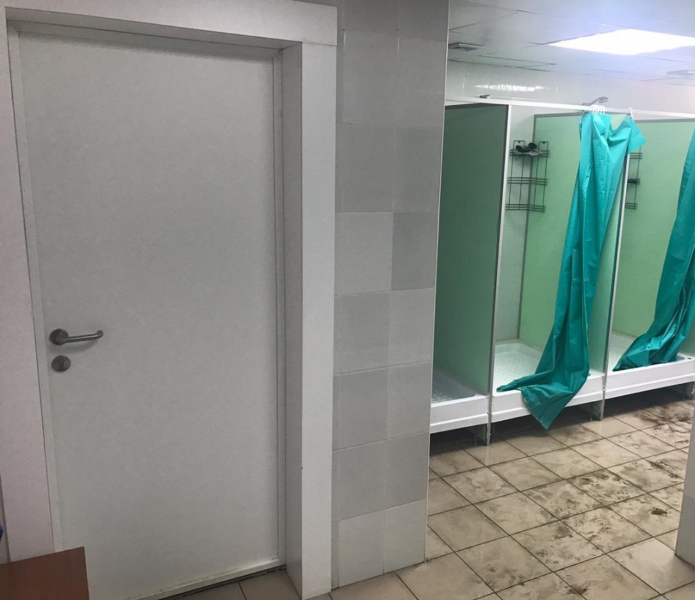 Пластиковые влагостойкие двери Aquadoor в белом цвете для душевых