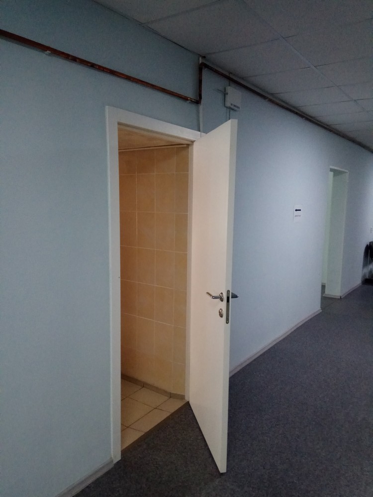 Пластиковая дверь КАПЕЛЬ одностворчатая в белом цвете с ручкой 28D