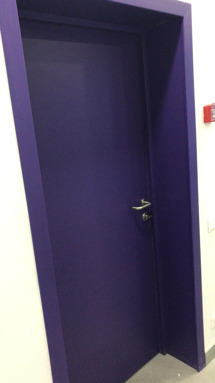 Пластиковые двери ПВХ с ручкой из нержавеющей стали в цвете RAL 300 30 40