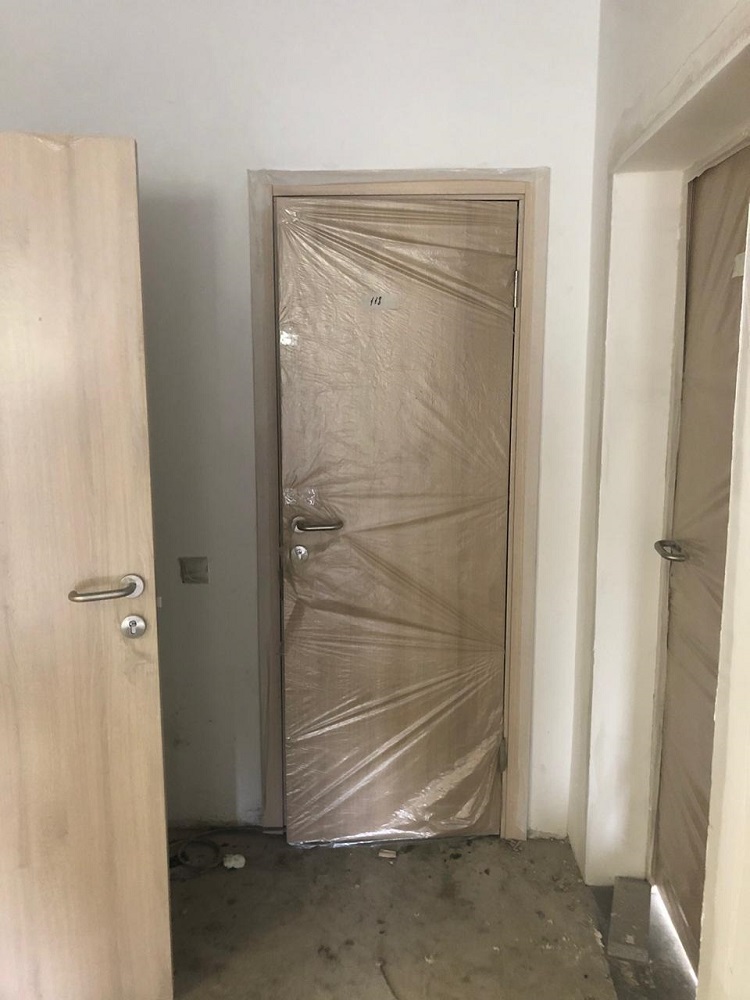 Композитная дверь в цвете скандинавский дуб и фурнитурой из нержавеющей стали