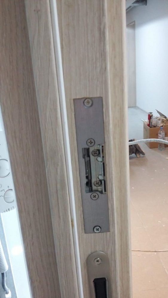 Фрезеровка электромагнитной защелки ASSA Abloy