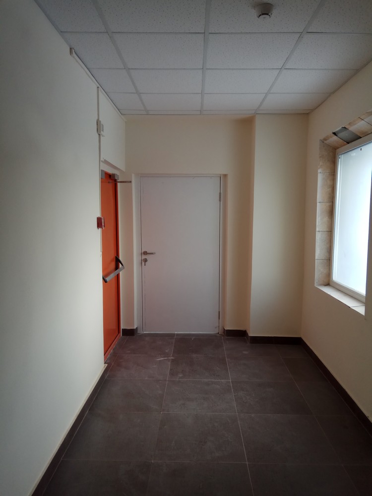 Пластиковая дверь КАПЕЛЬ в белом цвете с ручкой из нержавеющей стали 038