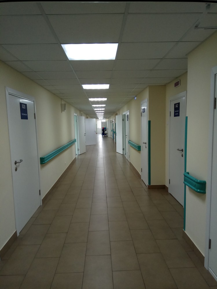 Пластиковая дверь КАПЕЛЬ в белом цвете с ручкой из нержавеющей стали 038